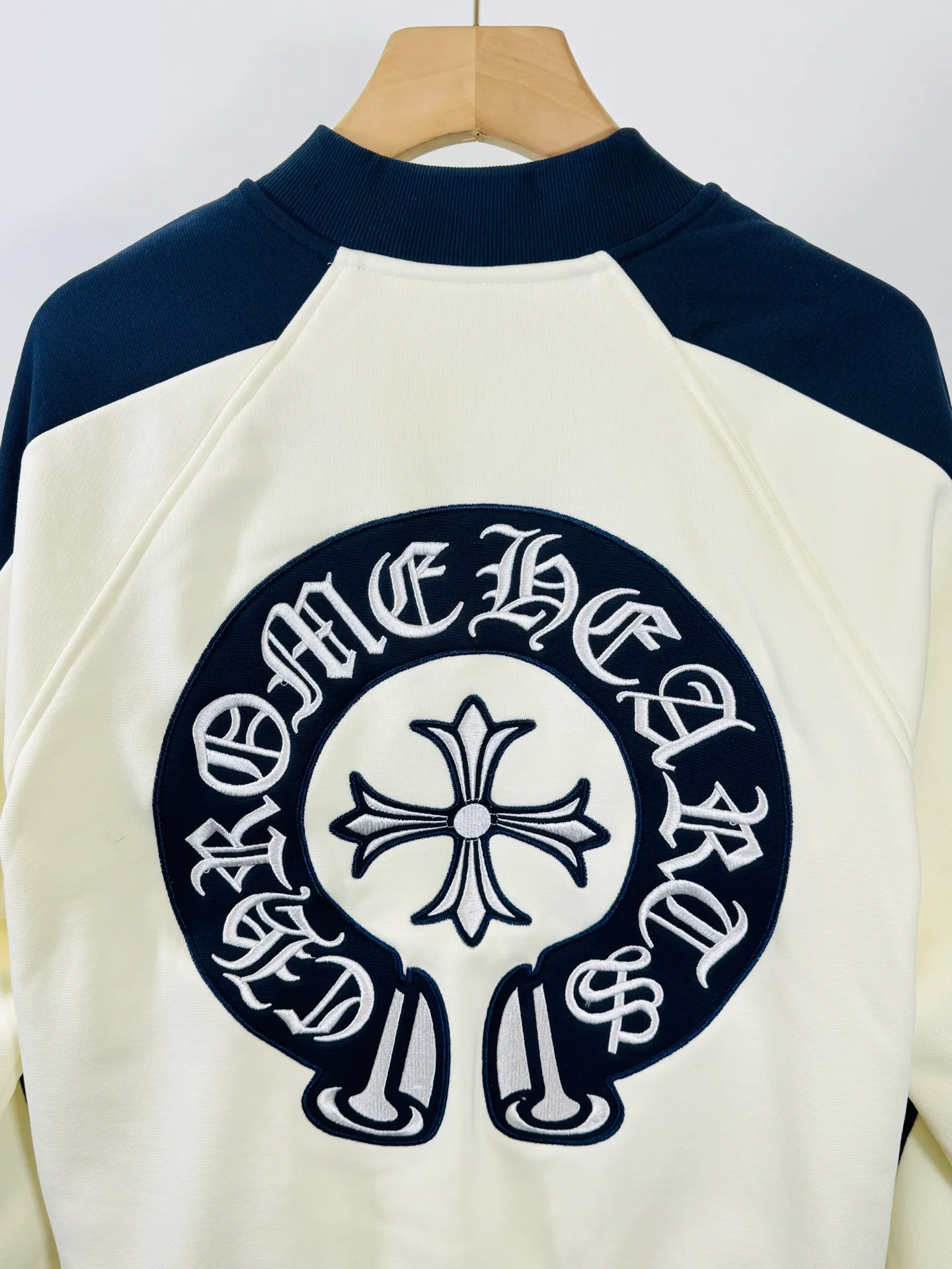 P520 top version 🐮 Real shot without P, ​​different from market products] Chrome Hearts 🍁Winter clothes are coming🍁New Year clothes Sanskrit cross woolen leather sleeves spliced ​​baseball embroidered cotton clothes Heavy embroidery ➕Double sleeve splicing special technology Counter synchronization, heavy industry and heavy industry! ! Customized version of thickened woolen fabric, silk lining, customized version of hardware, not the ordinary version on the market! ! Color: black and white stitching Code number: S, M, L, XL
